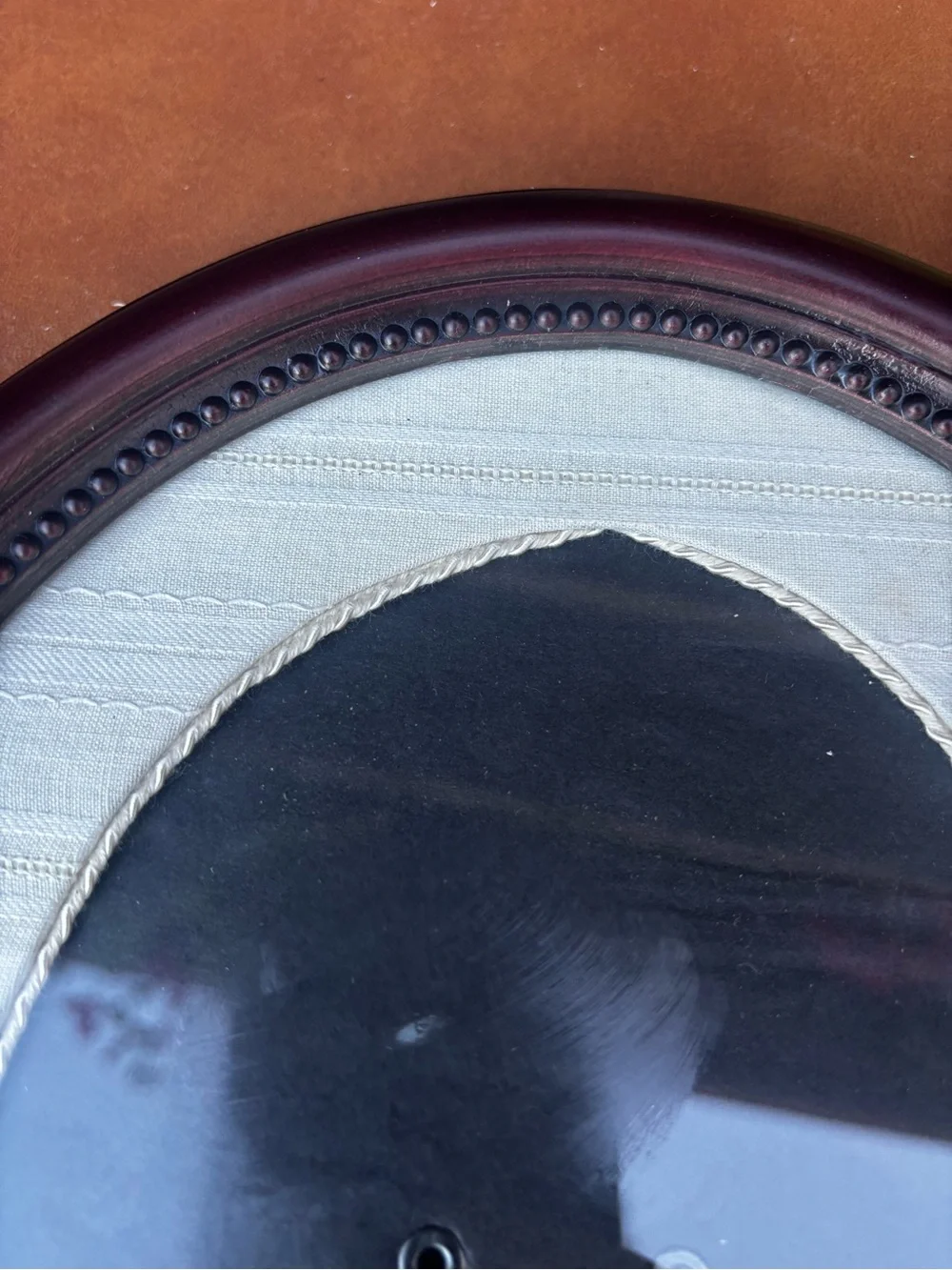 Pair of Oval Mahogany Picture Frames with Linen Mat - vintage 8x10 - Picture 2 of 8